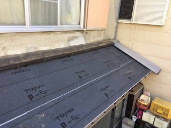 下屋根にルーフィングを設置