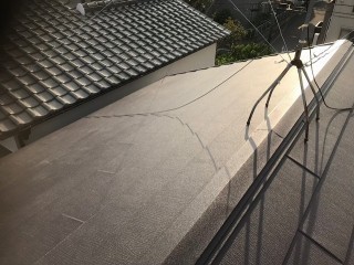 瓦屋根からガルテクトへ葺き替え完了と隣の屋根