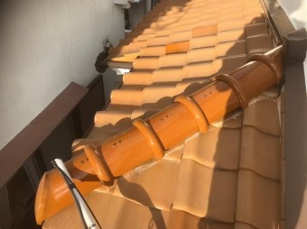 平群町で下屋根の冠瓦(7寸丸)設置