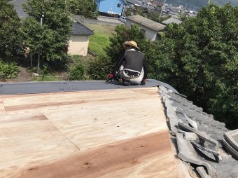 野地板を設置する屋根