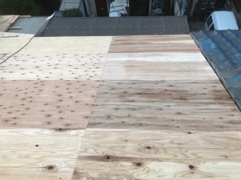 奈良市の瓦屋根に野地板増し張り
