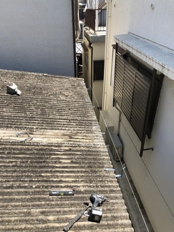 古くなった波型スレート屋根