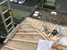 補強垂木で不陸調整後の野地板