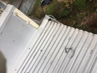 工事前の波板屋根の様子