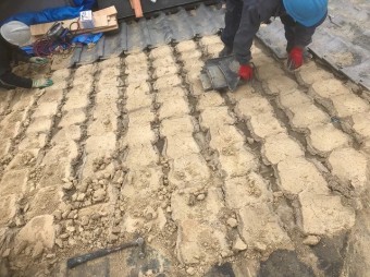 瓦の撤去と波打つ葺き土