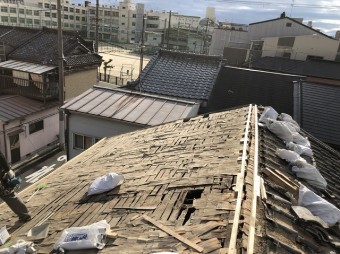 瓦を剥がした屋根