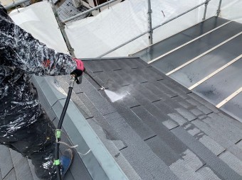 高圧洗浄中の屋根