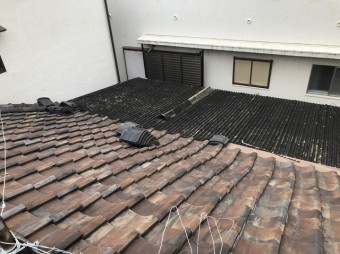 老朽化した粘土瓦屋根の様子