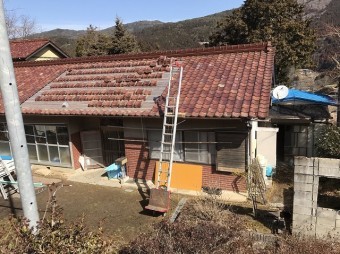 瓦を葺き直していく様子