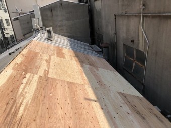 野地板を増し張りした屋根