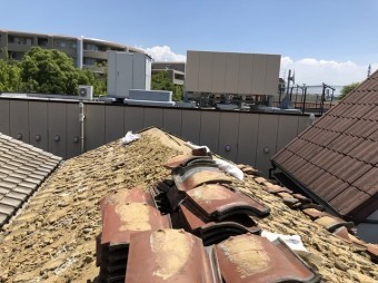 奈良市の陶器瓦屋根の解体作業