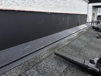 奈良市のマンション玄関屋根の雨樋リフォーム工事シーリング前