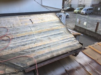 下屋根瓦撤去