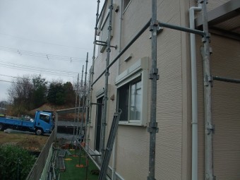 仮設足場を設置中のお住まい