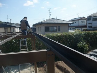 波板撤去後の物干し場の屋根を清掃