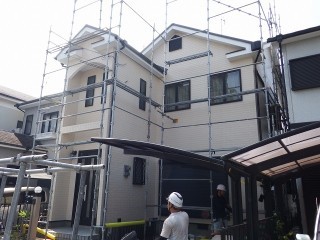 足場解体中のお住まい