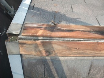 棟板金の撤去の様子