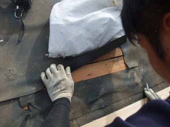 垂木の位置を確認中
