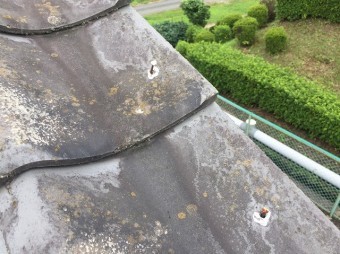 袖瓦の釘が浮いている