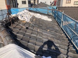 瓦屋根をシートで応急処置