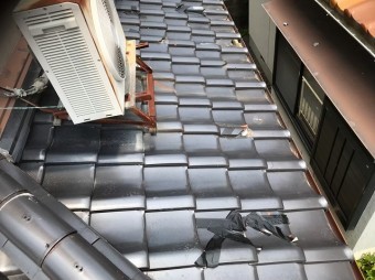 上牧町 雨漏りの下屋根 破損した桟瓦 施工前