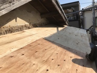 王寺町の妻下部分に構造用合板増し張り