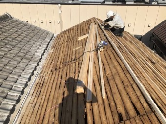 奈良市の小幅板の上から不陸調整