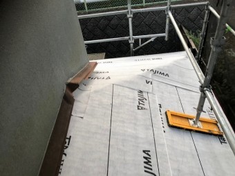 防水紙を張った下屋根の様子