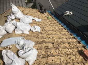 瓦の撤去葺き土が見えます