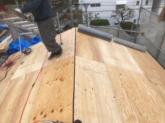 野地板の増し張りと瓦場