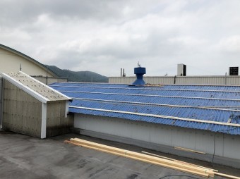 王寺町の大波スレート屋根の上から横桟固定