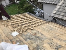 釉薬瓦の撤去で葺き土も大量