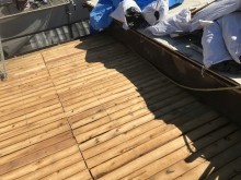 所々黒く傷んでいる野地板