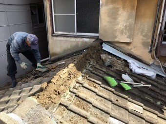 下屋根瓦撤去