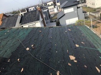 スレートを剥がした屋根