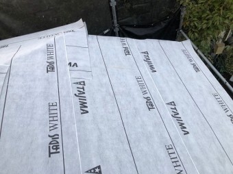 下屋根に防水紙設置