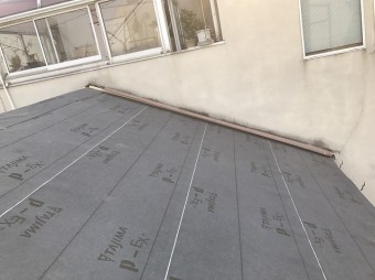 屋根に防水紙を設置