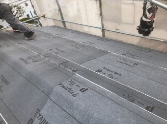 防水紙を設置と足場
