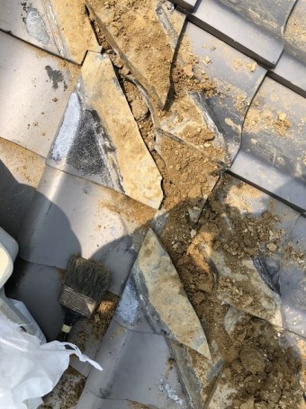 天理市 雨漏りの隅棟 棟瓦撤去
