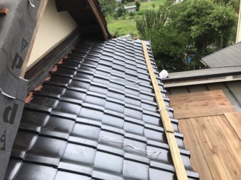 瓦設置の屋根