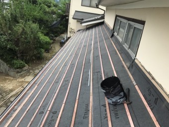 瓦桟設置の下屋根