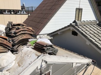 奈良市の陶器瓦屋根の解体作業