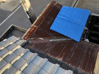 ブルーシートで応急処置後の屋根