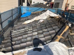瓦屋根をシートで応急処置