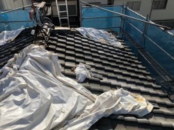 瓦屋根が台風被害で応急処置