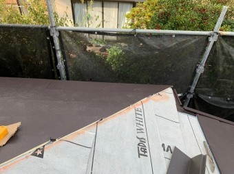 下屋根に屋根材を設置