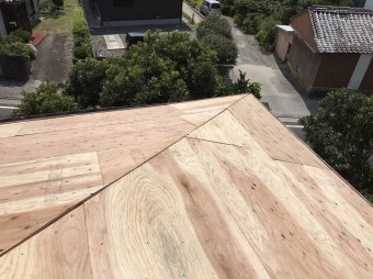 野地板を設置する屋根