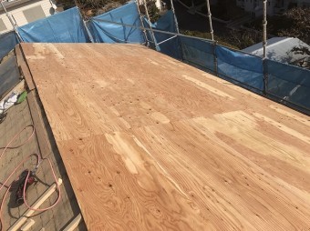 屋根に野地板設置