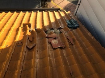 葛城市でS形瓦屋根の無料点検の様子