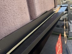 奈良市の店舗の剥がれた外装板金